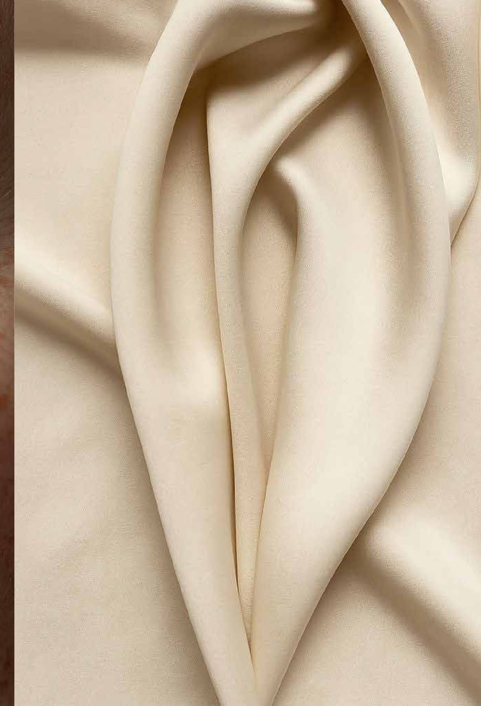 Pliegues suaves de seda color crema